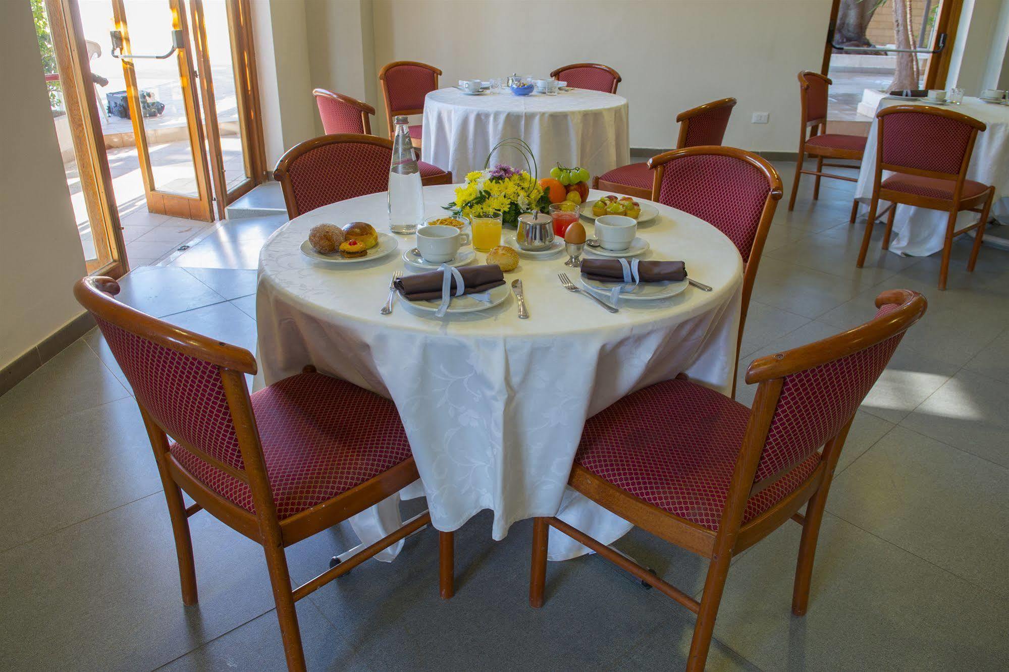 Hotel Dei Pini Porto Empedocle Bagian luar foto
